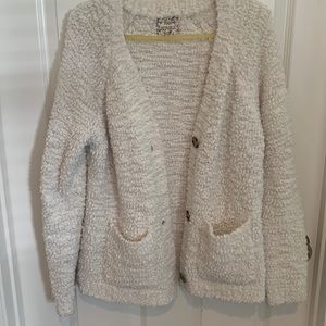 SOFT WHITE SWEATER